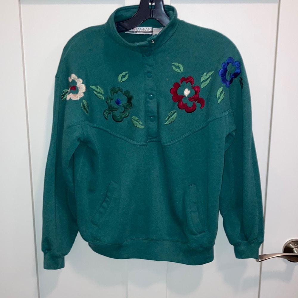 Petite green pullover. Chinawear.
